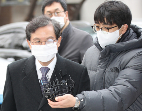 검찰, 윤중천 소환…윤갑근 '과거사위 고소 사건' 본격 조사 착수