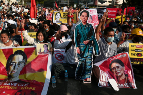 미얀마 양곤의 시위대가 15일(현지시간) 군부 쿠데타에 반대하며 시위를 벌이고 있다. /로이터연합뉴스