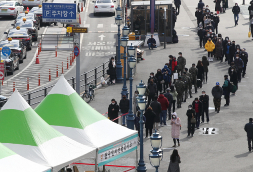 15일 오후 서울역에 마련된 코로나19 임시 선별검사소를 찾은 시민들이 길게 줄을 서 있다./연합뉴스