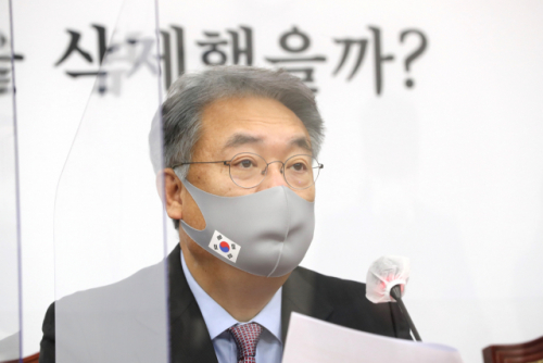 정진석 국민의힘 공천관리위원장이 지난 5일 오전 서울 여의도 국회에서 서울시장 및 부산시장 본경선 진출자를 발표하고 있다. /연합뉴스