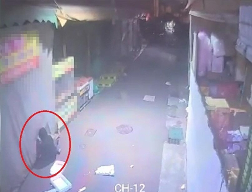 재래시장 점포에 침입하는 모습이 포착된 CCTV 화면. /연합뉴스
