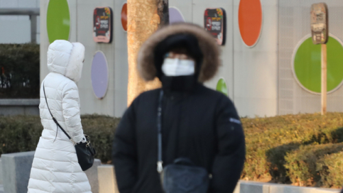 반짝 추위가 찾아 온 8일 오전 서울 시내에서 시민들이 모자를 쓰고 지나가고 있다./연합뉴스