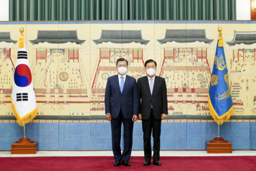 문재인 대통령이 15일 청와대에서 정의용 외교부 장관에게 임명장을 수여한 뒤 기념사진을 촬영하고 있다. /연합뉴스