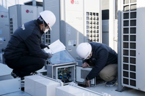 LG전자 직원들이 경상남도 김해시 진영휴게소에 설치된 하이브리드 히트펌프 시스템 에어컨을 점검하고 있다./사진제공=LG전자
