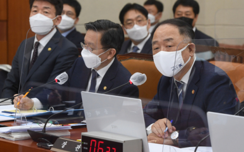 홍남기 '매출 4억 넘는 소상공인도 재난지원금 지급 검토'