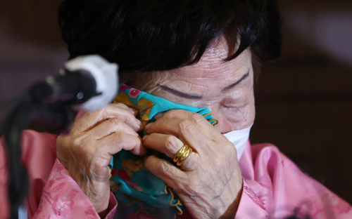 일본군 위안부 피해자 이용수 할머니가 16일 프레스센터에서 열린 ‘일본군 위안부 문제 유엔 국제사법재판소 회부 촉구 기자회견’에서 눈물을 흘리고 있다. /연합뉴스