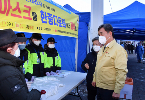 서정협 서울시장 권한대행이 16일 오후 서울 구로구 구로리어린이공원을 방문하고 있다. /사진제공=서울시