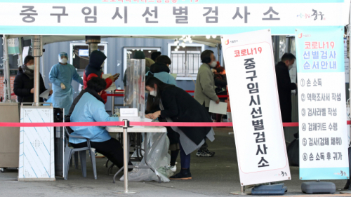 17일 오전 서울역광장에 마련된 코로나19 임시선별검사소에서 시민들이 검사를 받기 위해 대기하고 있다. /연합뉴스