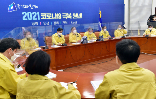 김태년 더불어민주당 원내대표와 원내지도부가 16일 국회에서 열린 원내대책회의에 참석하고 있다. /권욱기자