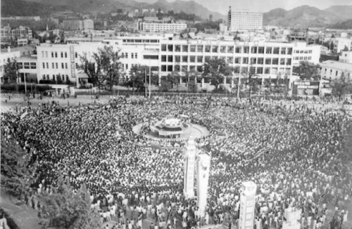 5·18민주화운동 당시인 1980년 5월 광주 동구 전남도청 앞 광장에 시민들이 모여 있다. /연합뉴스