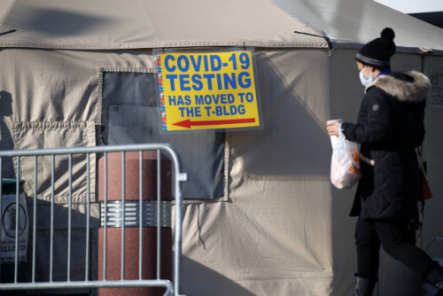 지난해 12월 한 여성이 미국 뉴욕시에 마련된 코로나19 검사소 앞을 지나가고 있다./AFP연합뉴스