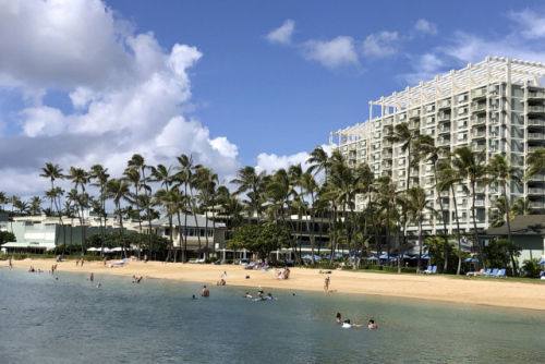 지난해 11월 미국 하와이의 한 호텔&리조트 앞 해변에서 사람들이 수영을 하며 따뜻한 날씨를 즐기고 있다./AP연합뉴스