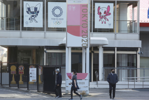 도쿄 시내의 올림픽 홍보물. 오는 7월 23일 개막 예정이지만 최근 조사에 따르면 일본 국민의 약 80%가 취소 또는 연기를 바라고 있다. /도쿄=AP연합뉴스