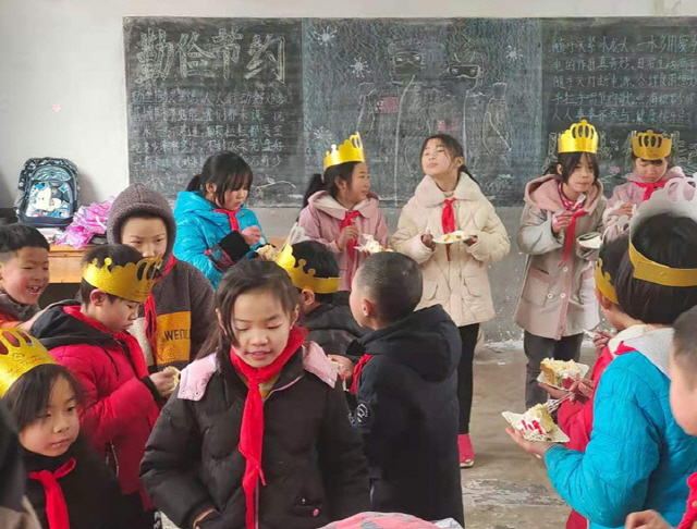 중국 서부 충칭의 한 농촌마을 유수아동들이 지난 3일 지방정부가 제공한 설날 행사에서 음식을 나눠먹고 있다. /신화망