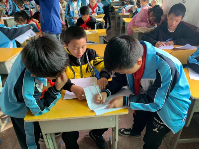 중국 농촌의 아동들이 ‘2020년판 유수아동 청서’ 조사에 참여하고 있다. /유수아동 청서
