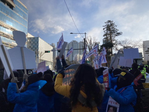 시민들이 17일 오전 서울남부지법 앞에서 구호를 외치고 있다. /정다은기자