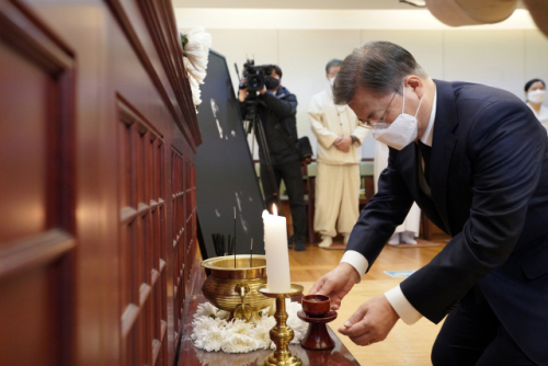 문재인 대통령이 17일 오전 서울 종로구 서울대병원 장례식장에 마련된 고(故) 백기완 통일문제연구소장 빈소를 조문하고 있다./연합뉴스