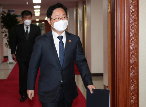 박범계 법무부 장관이 지난 16일 정부서울청사에서 열린 국무회의에 참석하고 있다./연합뉴스