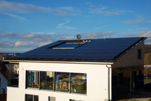독일 아우크스부르크시에 있는 한 주택 지붕에 설치된 한화큐셀의 태양광 모듈/사진제공=한화큐셀