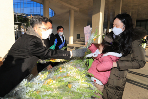 김현수 농림축산식품부 장관이 17일 정부세종청사 입구에서 출근하는 직원들에게 꽃을 나눠주고 있다. /사진제공=농림축산식품부