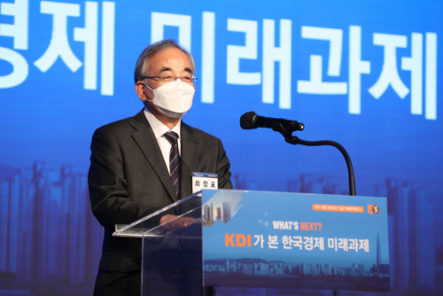 최정표 한국개발연구원(KDI) 원장이 17일 서울 포시즌스 호텔에서 열린 50주년 기념 컨퍼런스에서 개회사를 하고 있다. /사진제공=KDI