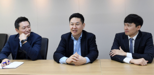 박상준(가운데) CKD PE 대표와 이원호(오른쪽) 부대표, 윤슬기 부장이 최근 서울경제와의 인터뷰에서 앞으로의 투자계획에 대해 이야기하고 있다./성형주 기자