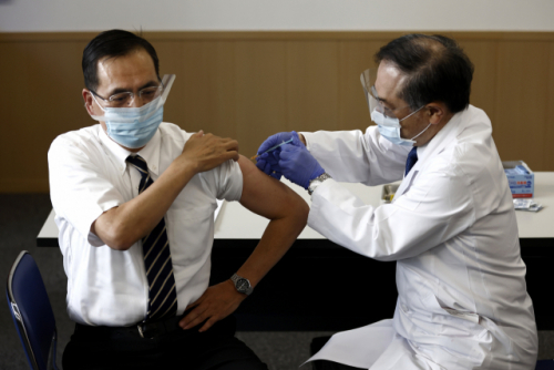 일본도 코로나 백신 접종 시작…1호 접종자는 도쿄의료센터 원장