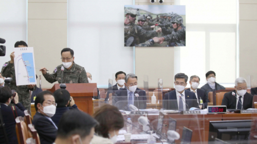 박정환 합동참모본부장이 17일 국회 국방위원회 전체회의에 출석해 22사단 귀순자 상황 보고를 하고 있다. /권욱기자