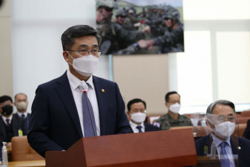 서욱 국방부 장관이 17일 국회 국방위원회 전체회의에서 업무 보고를 하고 있다./권욱기자