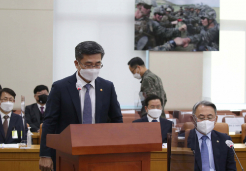 서욱 국방부 장관이 17일 국회 국방위원회 전체회의에서 고개를 숙여 인사하고 있다./권욱기자