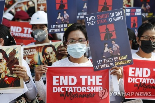 군부에 정면 대결...미얀마 시위대, 쿠데타 이후 최대 규모