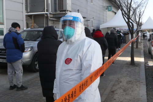 17일 경기도 남양주시 진건읍 진관산업단지에서 근로자들이 신종 코로나바이러스 감염증(코로나19) 검사를 위해 줄지어 대기하고 있다. 이 산업 단지의 한 공장에서 직원 114명이 코로나19 확진 판정을 받았다./연합뉴스