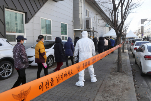 100여명의 확진자가 발생한 경기도 남양주시 진건읍 진관산업단지에서 17일 근로자들이 신종 코로나바이러스 감염증(코로나19) 검사를 위해 줄지어 대기하고 있다. /연합뉴스