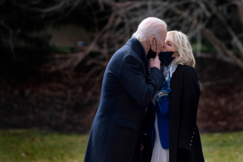 바이든 대통령 부부가 백악관에서 입맞춤을 하고 있다./AFP연합뉴스
