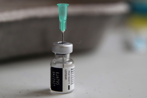 화이자-바이오엔테크는 남아프리카공화국발 변이에 대해 이들이 공동 개발한 코로나19 백신의 항체 보호 정도가 3분의 2 가량 떨어질 수 있다고 17일(현지시간) 인정했다. /연합뉴스