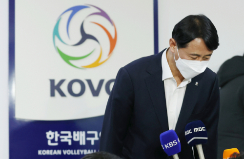 신무철 한국배구연맹(KOVO) 사무총장이 지난 16일 오후 서울 마포구 한국배구연맹에서 '학교폭력 근절을 위한 비상대책위원회' 결과 브리핑을 마친 뒤 인사하고 있다. /연합뉴스