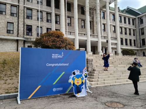 서울 성동구 한양대학교에서 한 졸업생이 졸업사진을 찍으며 학사모를 하늘 위로 높이 던지고 있다. /김남균기자