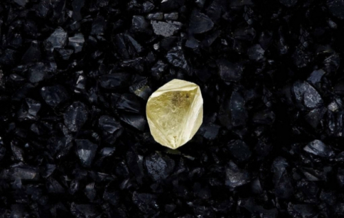 러시아의 다이아몬드 광산회사인 알로사가 16일(현지시간) 자사가 채굴한 100캐럿짜리 상품의 이름을 '스푸트니크 V'로 지었다./알로사 공보실 홈페이지 캡처