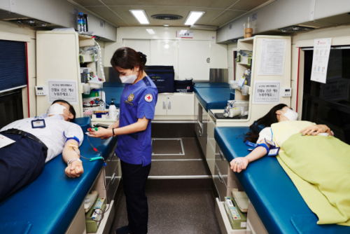 지난해 9월 새마을금고중앙회 임직원들이 서울 삼성동 중앙회관을 방문한 헌혈버스에서 헌혈에 참여하고 있다. /사진 제공=새마을금고중앙회