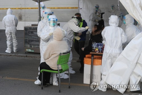 남양주시 진건읍 진관산업단지에서 근로자들이 17일 신종 코로나바이러스 감염증(코로나19) 검사를 받고 있다./연합뉴스