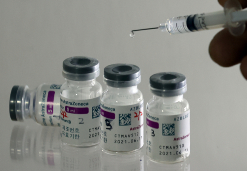 AZ백신 효과 논란에 미뤄진 요양병원 고령층, 어떤 백신 맞나?