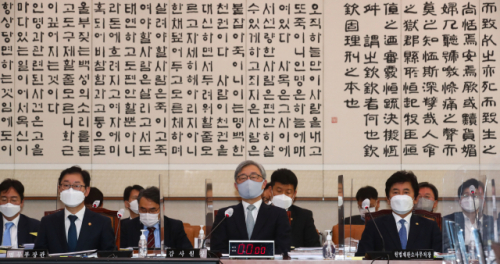 (왼쪽부터) 박범계 법무부 장관, 최재형 감사원장, 박종문 헌법재판소 사무처장이 18일 국회에서 열린 법제사법위원회 전체회의에 출석했다. /권욱기자