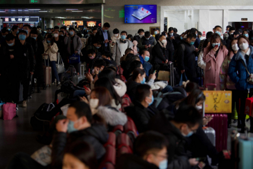 중국이 춘제를 이틀 앞둔 10일 베이징의 서부 철도역에서 귀성객들이 줄지어 열차를 기다리고 있다./사진=연합뉴스