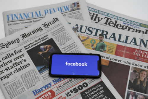호주 언론사가 발행한 신문들과 페이스북 로고가 띄워져 있는 스마트폰./EPA연합뉴스