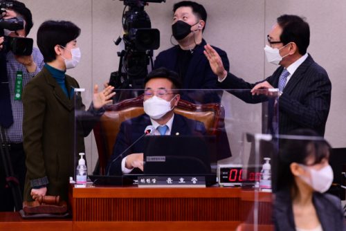 ‘High fever’ Lee Yong-gu was limped by the judiciary committee for failure to attend…野 “Intentional avoidance”