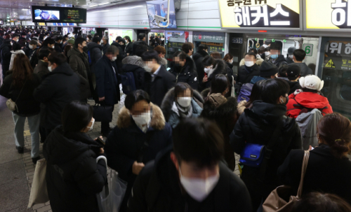 지난 1월 서울 강남역 승강장이 시민들로 붐비고 있다. /연합뉴스