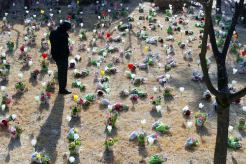 18일 대구시 동구 용수동 대구시민안전테마파크에서 열린 추모식에서 한 유족이 떠난 이를 기리는 꽃을 놓고 추모하고 있다. 2003년 2월 18일 340여명의 사상자를 낸 대구지하철 참사는 이날로 18주기를 맞았다. /대구=연합뉴스