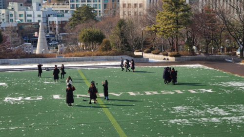 서울 마포구 서강대에서 학생들이 서로 거리를 둔 채 삼삼오오 모여 졸업 사진을 찍고 있다. /주재현 기자