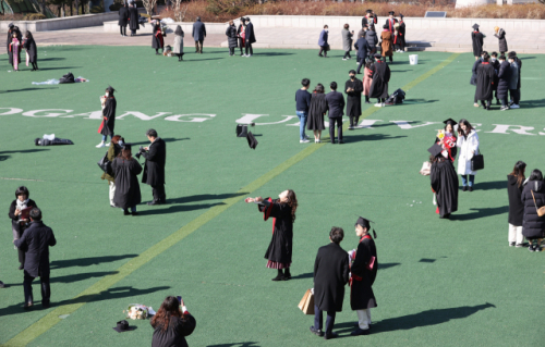 18일 서울 서대문구 서강대에서 졸업생들이 거리를 두며 기념 촬영을 하고 있다. /연합뉴스
