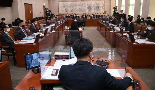 18일 국회에서 열린 법제사법위원회 전체회의에서 윤호중 위원장이 이용구 법무부 차관의 고열로 인한 불출석사유와 관련해 정회를 선언하고 있다. /연합뉴스